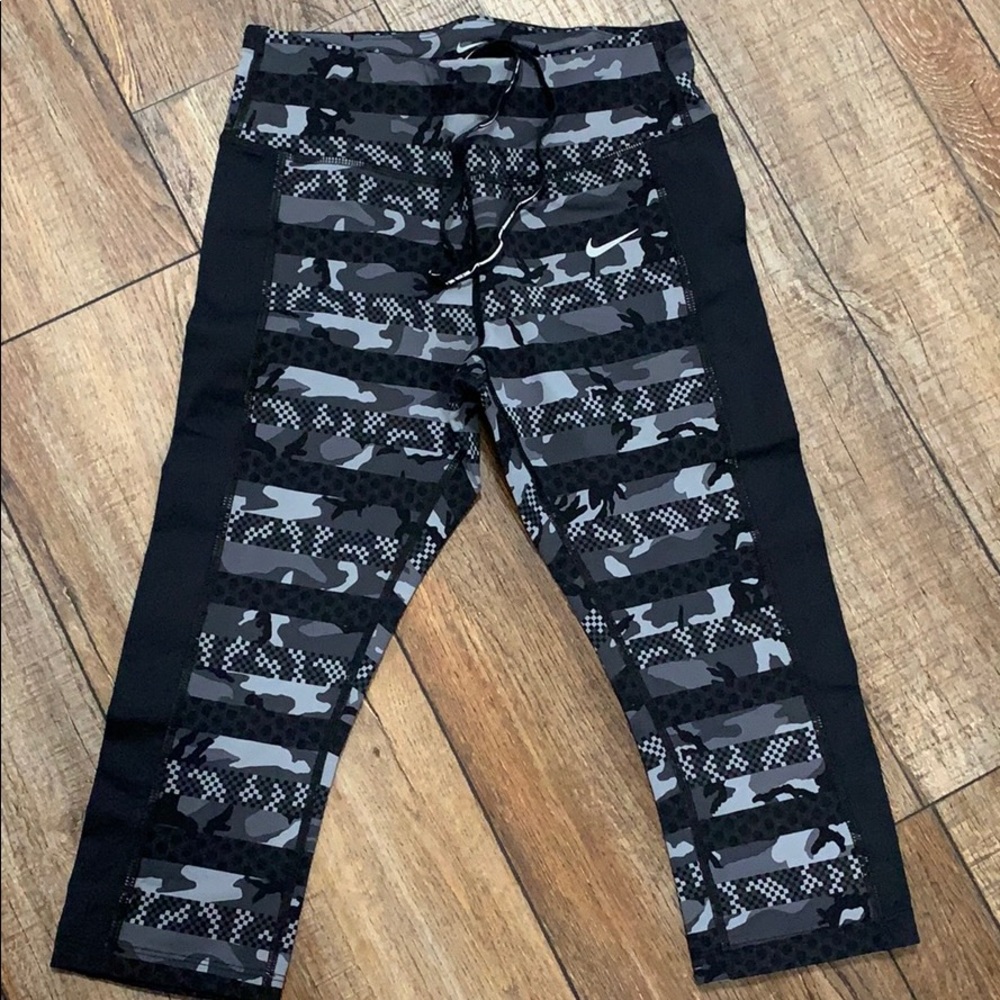- Nike crops in size small